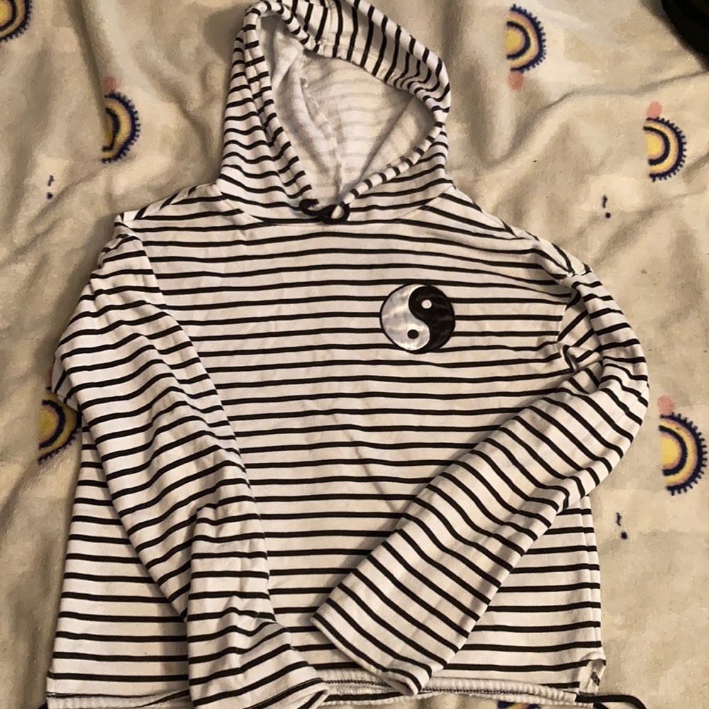Cool crop top, ying-yang hoodie.